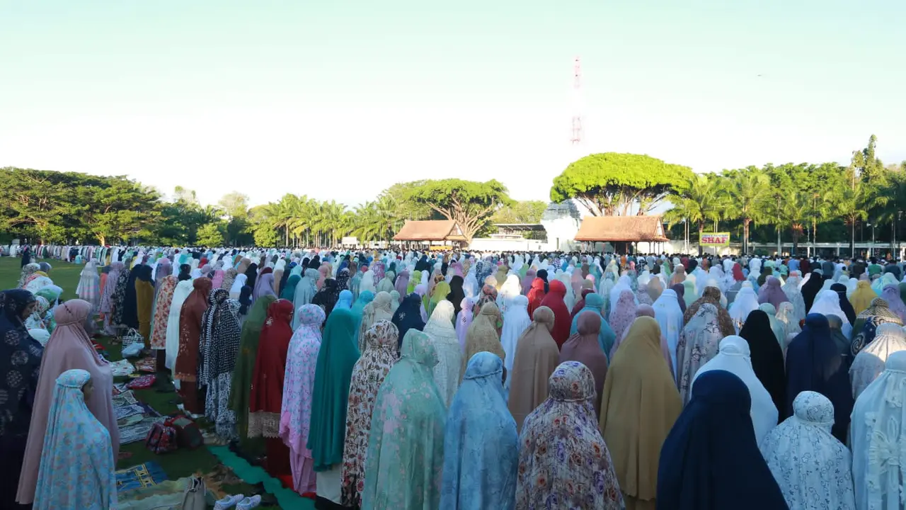 Ribuan warga Muhammadiyah Banyuwangi melaksanaan Sholat Idul Fitri di Lapangan Blambangan Banyuwangi (Istimewa)