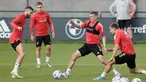 Bek Timnas Belgia Yannick Carrasco (kiri) melihat ke arah Timothy Castagne (kedua kanan) selama sesi latihan menjelang pertandingan UEFA Nations League di Tubize, Selasa (7/6/2022). Belgia akan menjamu Polandia pada matchday 2 Grup 4 UEFA Nations League A 2022/23, Kamis 9 Juni 2022 dini hari WIB di King Baudouin Stadium. (BRUNO FAHY/Belga/AFP)