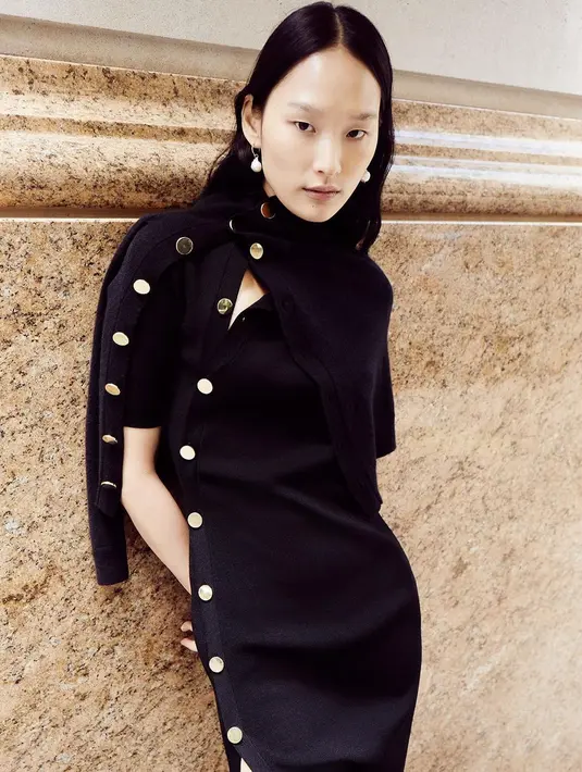 Altuzarra merilis turtlenect unik dengan cutting dan elemen penampah gaya yang non konvensional.