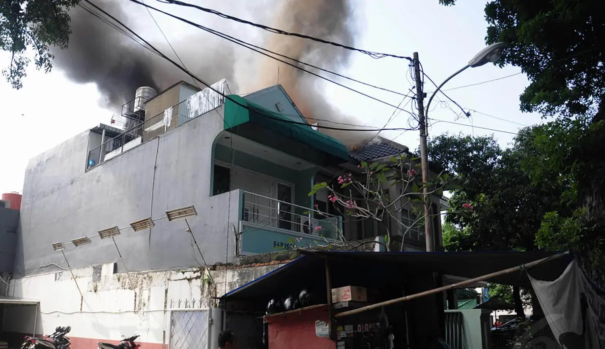 Asap membumbung tinggi akibat terbakarnya Restoran Kari Umbi di Jakarta, Jumat (4/7/14). (Liputan6.com/Faizal Fanani)