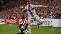 Gelandang Barcelona,&nbsp;Frenkie de Jong, saat bersua Athletic Bilbao pada laga La Liga pekan ke-25 La Liga di Estadio San Mames, Senin (13/3/2023) dini hari WIB. (AFP/ANDER GILLENEA)