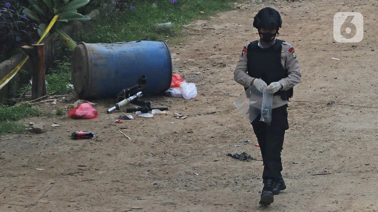 FOTO: Benda Dicurigai Bom di Bekasi