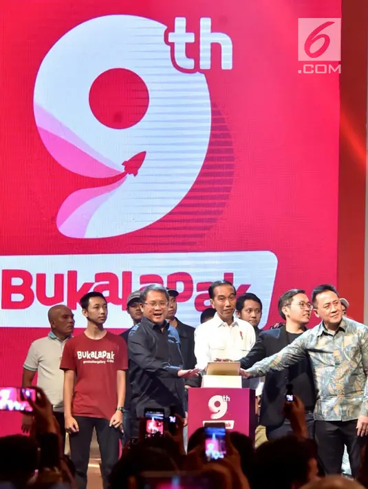 Presiden Joko Widodo menekan tombol saat menghadiri HUT ke-9 BukaLapak di JCC, Kamis (10/1). Hadirnya start-up e-commerce seperti BukaLapak menurut Jokowi adalah sebuah peluang untuk mengatasi berbagai tantangan tersebut. (Liputan6.com/HO/Biropers)