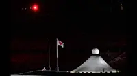 Penyanyi asal Jepang, Misia tampil saat pengibaran bendera nasional Jepang dalam upacara pembukaan Olimpiade Tokyo 2020 di Olympic Stadium, Tokyo, Jepang, Jumat (23/7/2021). (Foto: AP/Ashley Landis)