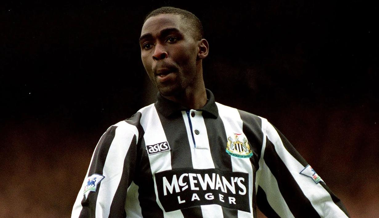 Andy Cole yang tiga musim membela Newcastle United pada tengah musim 1992/1993 hingga tengah musim 1994/1995 tercatat selalu mencetak gol ke gawang Manchester United di Liga Inggris pada musim 1993/1994. Pada pekan ke-3 (21/8/1998), ia mencetak satu gol saat Newcastle bermain imbang 1-1 di Old Trafford. Sementara saat menjamu MU di St James' Park pada pekan ke-19 (11/12/1993), Andy Cole kembali mencetak satu gol dalam laga yang kembali berakhir imbang 1-1. (nufc.com)