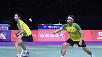 Pebulu tangkis ganda campuran Indonesia Rinov Rivaldy/Gloria Emanuelle Widjaja saat menghadapi Zhang Siwei/Huang Ya Qiong dalam pertandingan perempat final Piala Sudirman 2023 di Suzhou Olympic Sports, China, Jumat (19/5/2023). Indonesia sementara tertinggal 0-1 dari China. (foto: WANG Zhao / AFP)