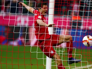 Pemain Bayern Munich Robert Lewandowski membobol gawang Borussia Dortmund dalam lanjutan Bundesliga di Stadion Allianz Arena, Muenchen, Minggu (4/10/2015). Muenchen menang telak 5-1 atas Dortmund. (REUTERS/Michaela Rehle)