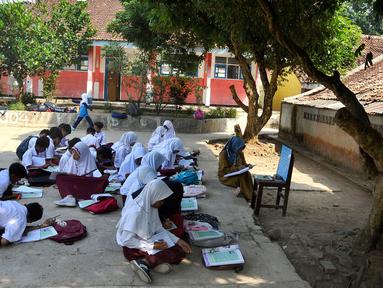 Murid Kelas VI belajar di halaman sekolah di SDN Sukagalih, Kampung Benda, Desa Mekargalih, Kecamatan Cikalong Kulon, Cianjur Senin (29/8/2022). Akibat tiga ruangan kelas rusak berat dan terancam ambruk, sejumlah murid terpaksa belajar di halaman dan musholla sejak awal pembelajaran tatap muka Juli kemarin. (merdeka.com/Arie Basuki)