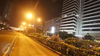 Suasana di sekitar Jalan MH Thamrin yang kembali ditutup, Jakarta, Kamis (14/1) malam. Sebuah ledakan kembali terdengar di depan Gedung Jaya, Jalan MH. Thamrin, Jakarta Pusat. (Liputan6.com/Immanuel Antonius)