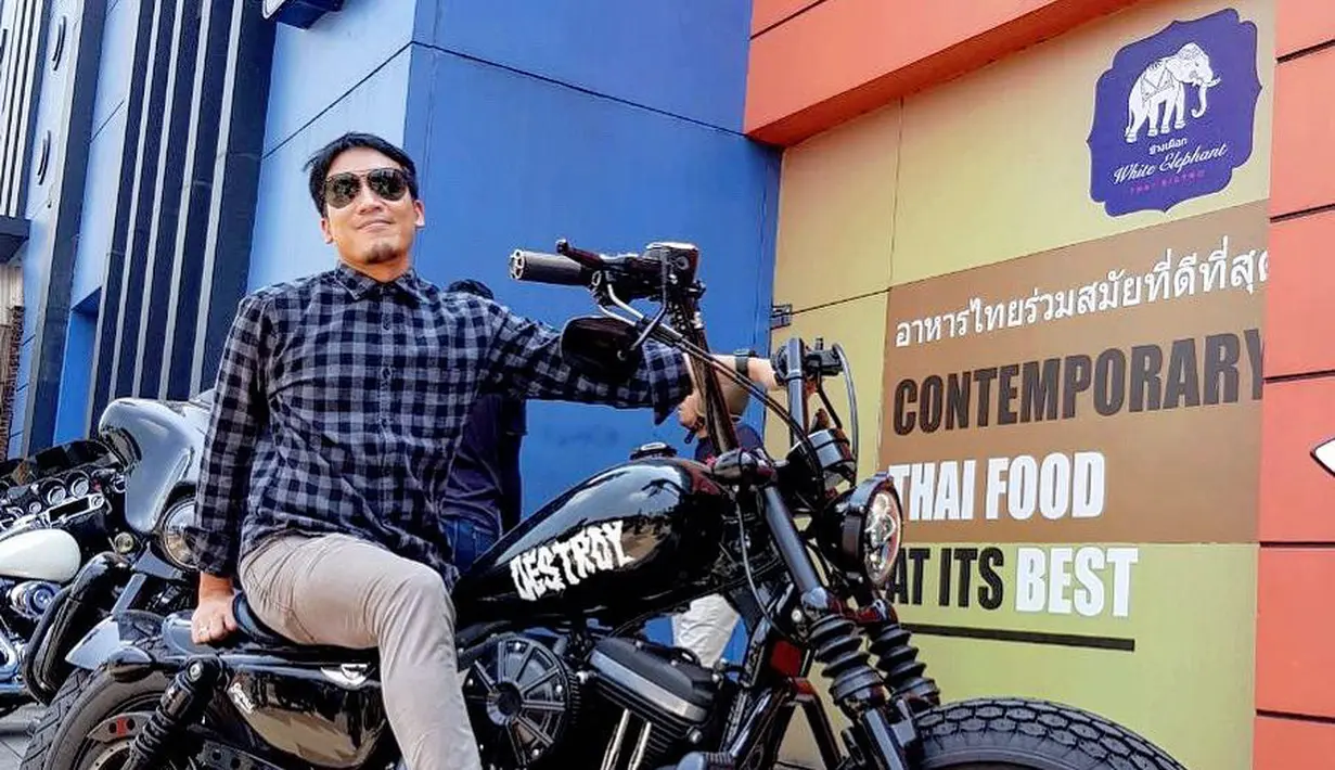 Memiliki motor gede adalah salah satu impian setiap pria. Ini menjadi salah satu impian dari Desta. Desta kerap mengunggah motor gede miliknya di akun Instagramnya. (Liputan6.com/desta80s)