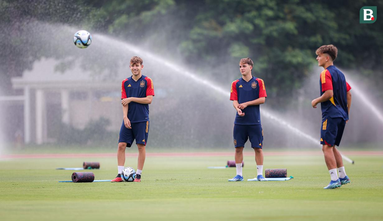 Sejumlah pemain Timnas Spanyol U-17 melakukan pemanasan saat latihan resmi menjelang laga perempat final Piala Dunia U-17 2023 melawan Timnas Jerman U-17 yang berlangsung di Stadion Madya, Senayan, Jakarta, Kamis (23/11/2023). (Bola.com/Bagaskara Lazuardi)