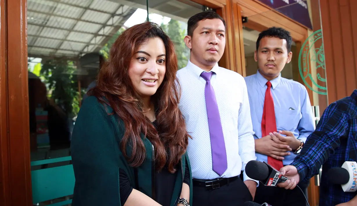 Jane Shalimar mengaku santai dengan perceraiannya. Ia tidak mau terburu-buru. Dan akan terus mengikuti tahap demi tahap prosesnya. (Deki Prayoga/Bintang.com)