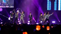 Aksi personel NCT Dream dalam konser bertajuk The Dream Show 2 in Jakarta hari pertama di Indonesia Convention Exhibition atau ICE BSD, Tangerang, Sabtu (4/3/2023) malam. Pertunjukkan ini dibuka tepat pukul 18.35 WB dengan lagu Glitch Mode, Countdown (3, 2, 1) dan Stronger. (Liputan6.com/Angga Yuniar)