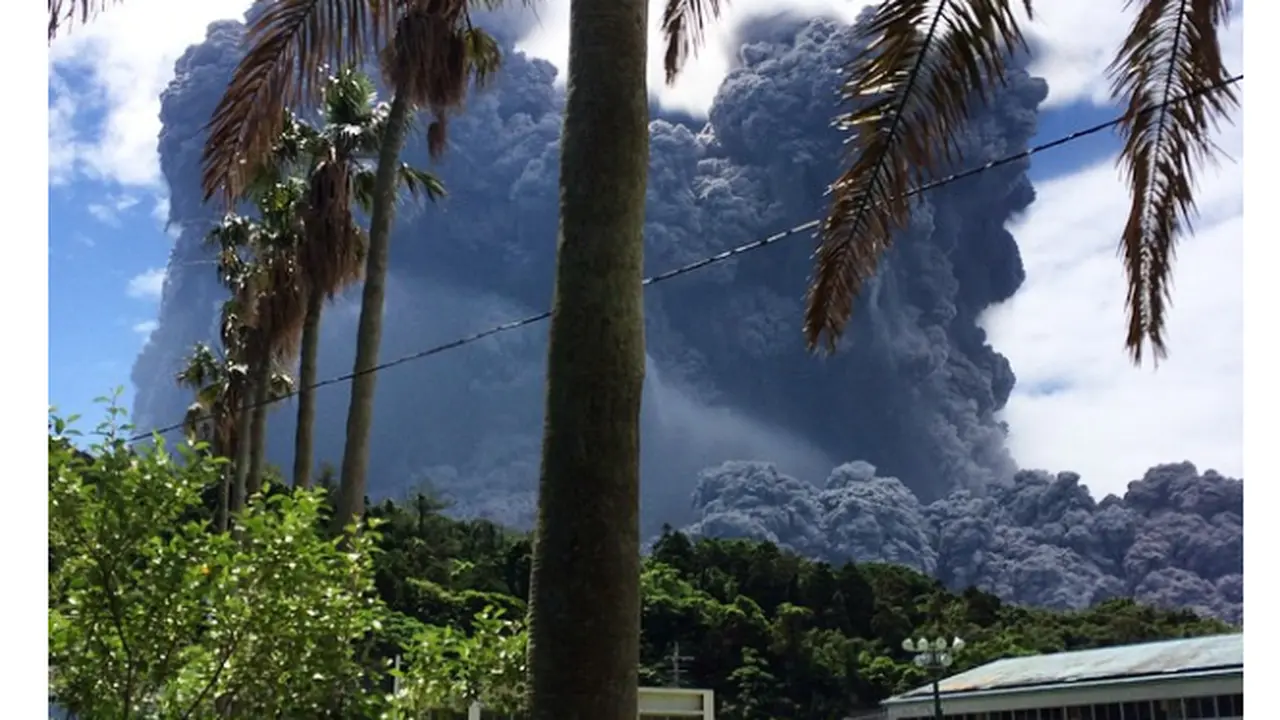 Dahsyatnya Letusan Gunung Shindake Jepang Terekam Kamera