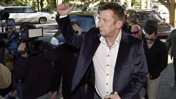 Mantan drummer AC/DC Phil Rudd mengacungkan jempol saat tiba di pengadilan untuk menghadapi sidang pembacaan vonis terhadap ririnya, Tauranga, Selandia Baru, Kamis (9/7/2015). (AFP/Marty Melville)