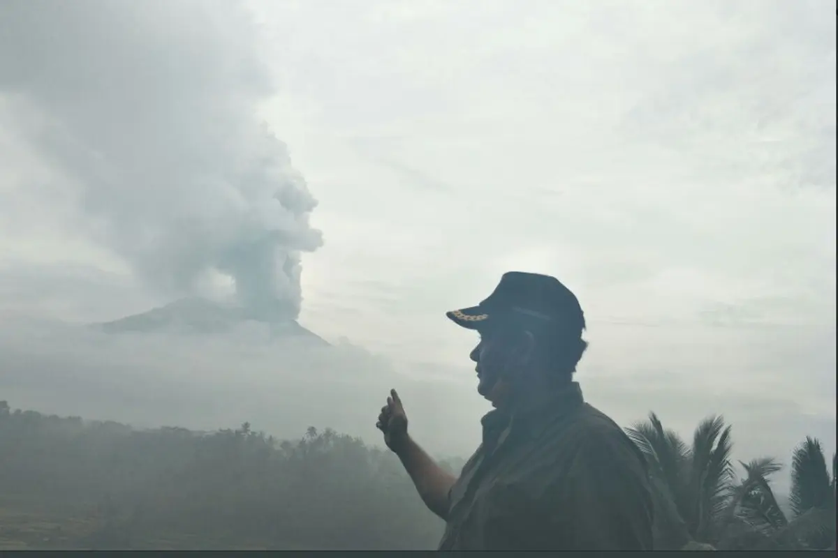 Batu Super Panas Terlontar dari Kawah Gunung Agung Hingga 4 Km