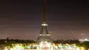 Otoritas Prancis memadamkan lampu Menara Eiffel di Paris, Rabu (24/5) dini hari. Hal tersebut dilakukan sebagai bentuk penghormatan dan duka cita atas serangan bom pada konser penyanyi Ariana Grande di Manchester Arena, Inggris. (AP Photo/Francois Mori)