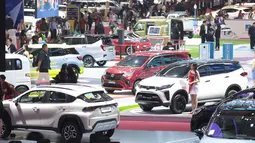 Pengunjung menyaksikan deretan mobil terbaru saat Exclusive Media Day GAIKINDO Indonesia International Auto Show (GIIAS) 2026 di Indonesia Convention Exhibition (ICE) BSD City, Tangerang, Rabu, 29 Juli 2026. (KLY/ Budy Santoso)