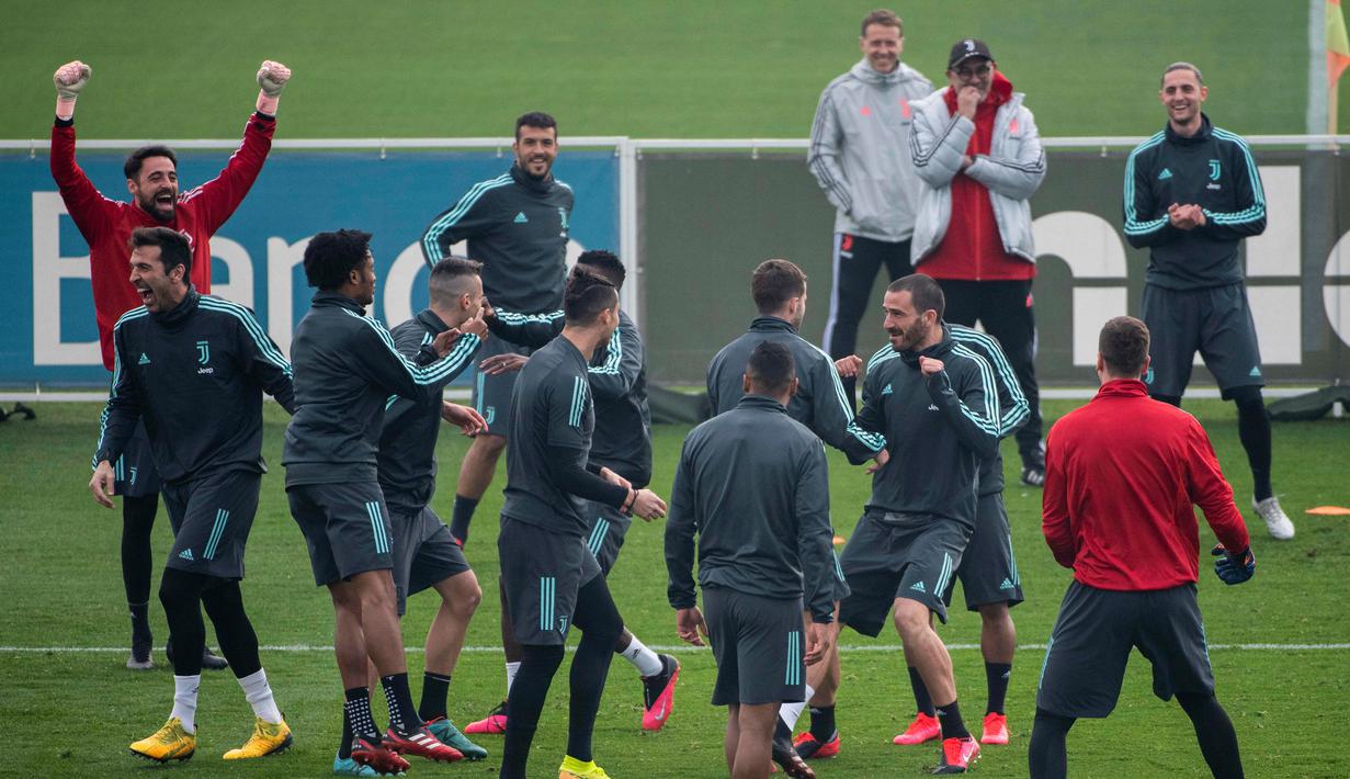 Suasana saat para pemain Juventus berlatih di Turin, Italia, Selasa (25/2/2020). Juventus akan bertandang ke markas Lyon untuk pertandingan leg pertama babak 16 besar Liga Champions, Kamis (27/2/2020) dinihari WIB. (Marco Alpozzi/LaPresse via AP)