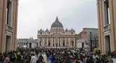 Orang-orang mengantre di Lapangan Santo Petrus dan jalan Via della Conciliazione untuk memberikan penghormatan terakhir kepada mendiang Paus Fransiskus yang disemayamkan di Basilika Santo Petrus, Vatikan, pada 24 April 2025. (Dimitar DILKOFF/AFP)