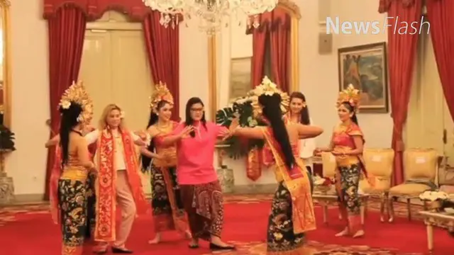 Dikutip dari Instagram Sekretariat Kabinet, Audrey dan Charlotte terlihat serius belajar menari ditemani putri Presiden Jokowi, Kahiyang Ayu