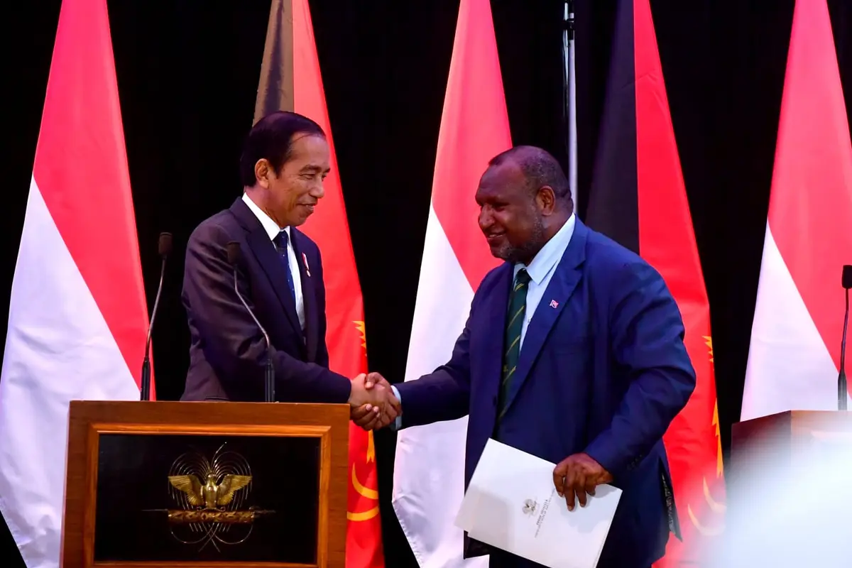 Presiden Joko Widodo atau Jokowi saat melakukan pertemuan dengan Perdana Menteri (PM) Papua Nugini James Marape di APEC Haus, pada Rabu, (5/7/2023).