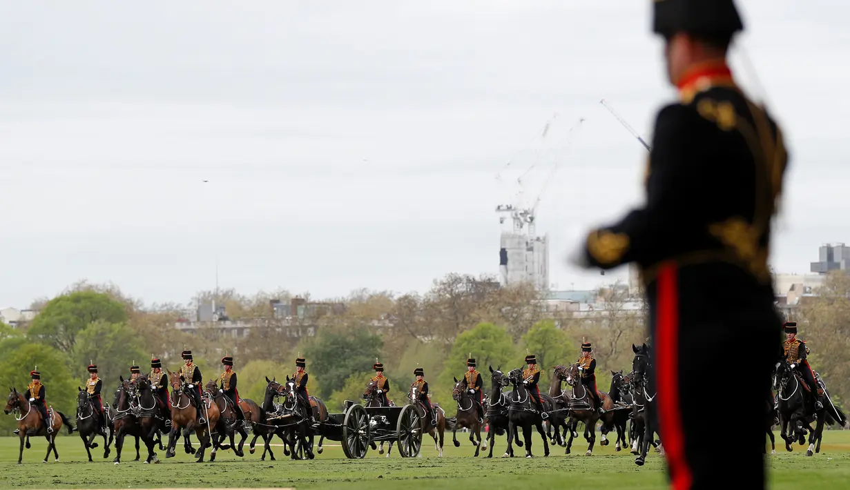 Anggota Raja Pasukan Royal Horse tiba untuk menembakkan meriam dalam menyambut kelahiran anak ketiga Pangeran William dan Kate Middleton di London, Selasa (24/4). Upacara penghormatan itu dilaksanakan pasukan artileri berkuda kerajaan. (AFP/Adrian DENNIS)