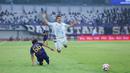 Di sisa menit pertandingan, PSIM terus tampil menekan dan berupaya mengejar ketinggalan gol. (Bola.com/M Iqbal Ichsan)