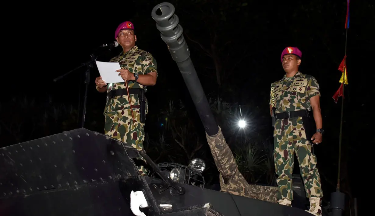 Komandan Korps Marinir (Dankormar) Mayjen TNI (Mar) Bambang Suswantono memberikan sambutan pada upacara penyematan baret ungu di Pantai Nganteb, Malang Selatan, Jawa Timur, Kamis (12/4). (Liputan6.com/Pool/Marinir TNI-AL)