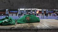 Lambang Garuda  pada jersey pemain dengan latar pemanasan Timnas Futsal pada laga uji coba di Tifosi Sport Center, Jakarta Timur. (Bola.com/Nicklas Hanoatubun)