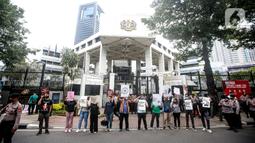 Sejumlah buruh migran menggelar aksi di depan Kedutaan Besar Malaysia, Jakarta, Selasa (9/8/2022). Mereka menuntut pemerintah Malaysia melakukan perbaikan dan menghentikan berbagai praktik kejam di dalam pusat tahanan imigrasi. (Liputan6.com/Faizal Fanani)