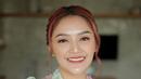 Makeup yang digunakan Siti Badriah saat pemotretan tersebut juga tampak sederhana. Penampilan pedangdut 31 tahun ini  terlihat begitu flawless. (Liputan6.com/IG/@noviakontesa_makeup)