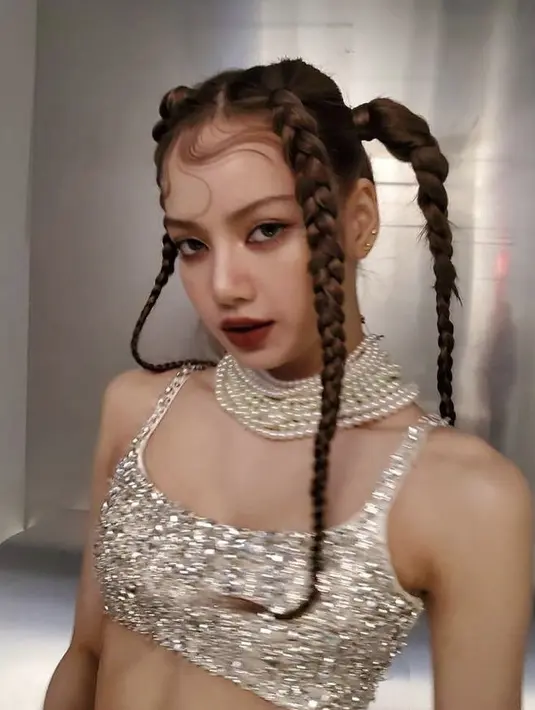 Di videoklip terbaru Lisa, ia juga mengenakan gaya rambut kepang. Dengan poni yang menggemaskan.(@lalalalisa_m)