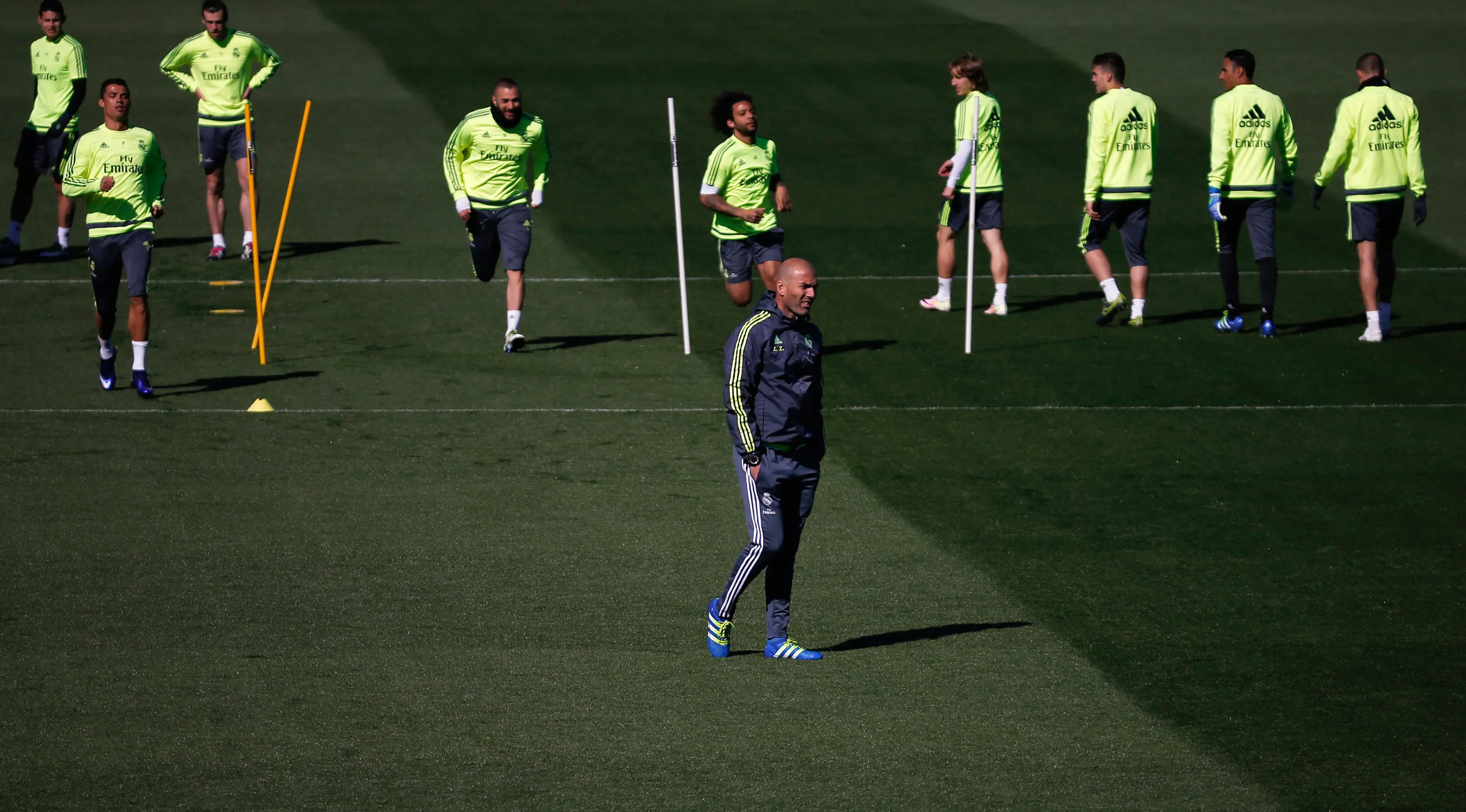 Zinedine Zidane (tengah) berusaha mempersembahkan takhta La Liga dan titel Liga Champions untuk Real Madrid musim ini. (Reuters/Sergio Perez)