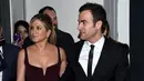 Menarik beberapa nama, perceraian Angelina Jolie dan Brad Pitt juga menyeret nama mantan istri Pitt, Jennifer Aniston.  Perceraian Jolie dan Pitt pun kabarnya menular ke pasangan Jenn dan Justin Theraux. (AFP/Bintang.com)