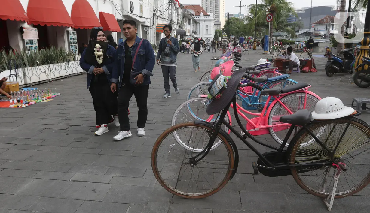 Suasana di sekitaran Jalan Kali Besar Barat kawasan Kota Tua, Jakarta, Minggu (19/9/2021). Meski Jakarta masih dalam masa PPKM level 3, kawasan ini mulai ramai dikunjungi warga untuk berwisata atau sekedar berfoto. (Liputan6.com/Helmi Fithriansyah)