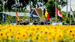 Raja Willem-Alexanderdan Ratu Maxima menghadiri pembukaan taman untuk mengenang para korban pesawat MH17 di Vijhuizen, Belanda, Senin (17/7). Taman berbentuk pita itu dikelilingi bunga matahari yang mekar setiap Juli. (Remko de Waal / Pool via AP)