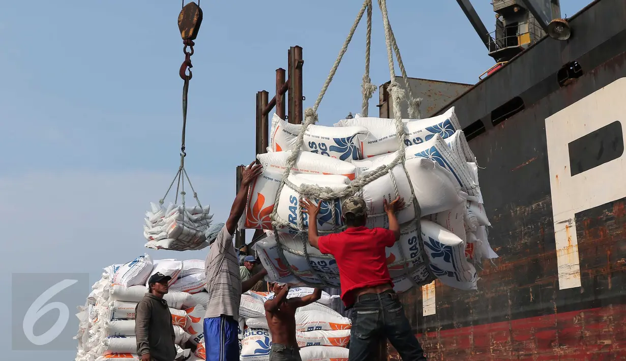 Aktivitas penurunan beras impor dari sebuah kapal saat tiba di Pelabuhan Tanjung Priok, Jakarta, Kamis (12/11). Sekitar 27 ribu ton beras tersebut didatangkan dari Vietnam untuk menjaga kestabilan persediaan beras nasional. (Liputan6.com/Angga Yuniar)