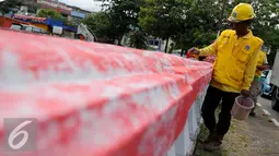 Seorang pekerja mengecat Jembatan Merah di Jalan Pangeran Jayakarta, Jakarta, Selasa (27/12). Perawatan Jembatan dilakukan di sejumlah wilayah ibukota dan untuk memberikan kenyamanan bagi pengguna jembatan. (Liputan6.com/Gempur M. Surya)
