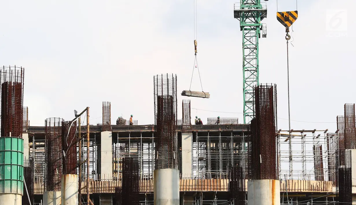 Pekerja menyelesaikan konstruksi baja untuk bangunan bertingkat di Jakarta, Jumat (5/4). Kementerian Perindustrian menargetkan produksi baja nasional mencapai 17 juta ton pada 2019. (Liputan6.com/Immanuel Antonius)