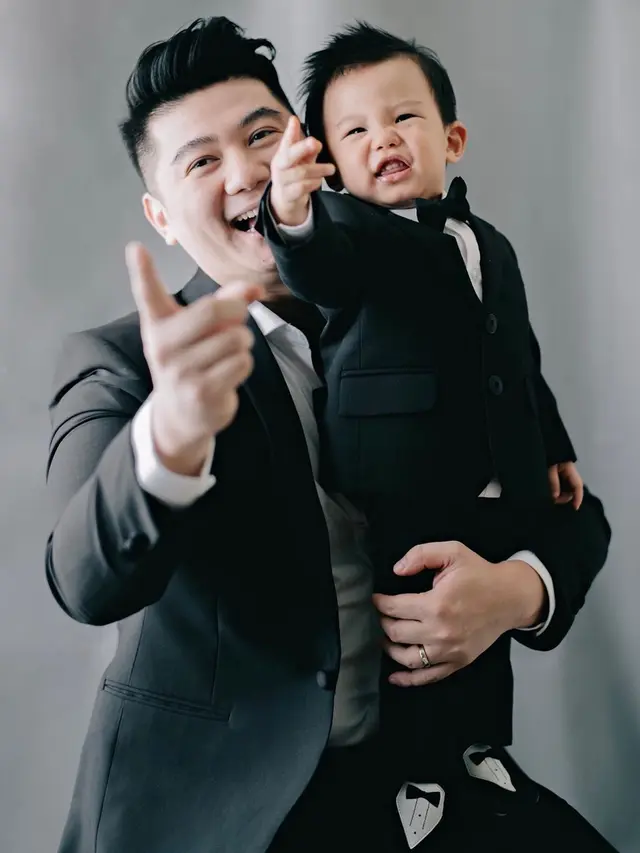7 Pemotretan Keluarga Chef Arnold, Paras Anaknya Curi Perhatian