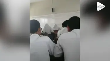 Suasana belajar mengajar di sebuah kelas SMA mendadak heboh setelah bunyi desahan dari film panas terdengar.