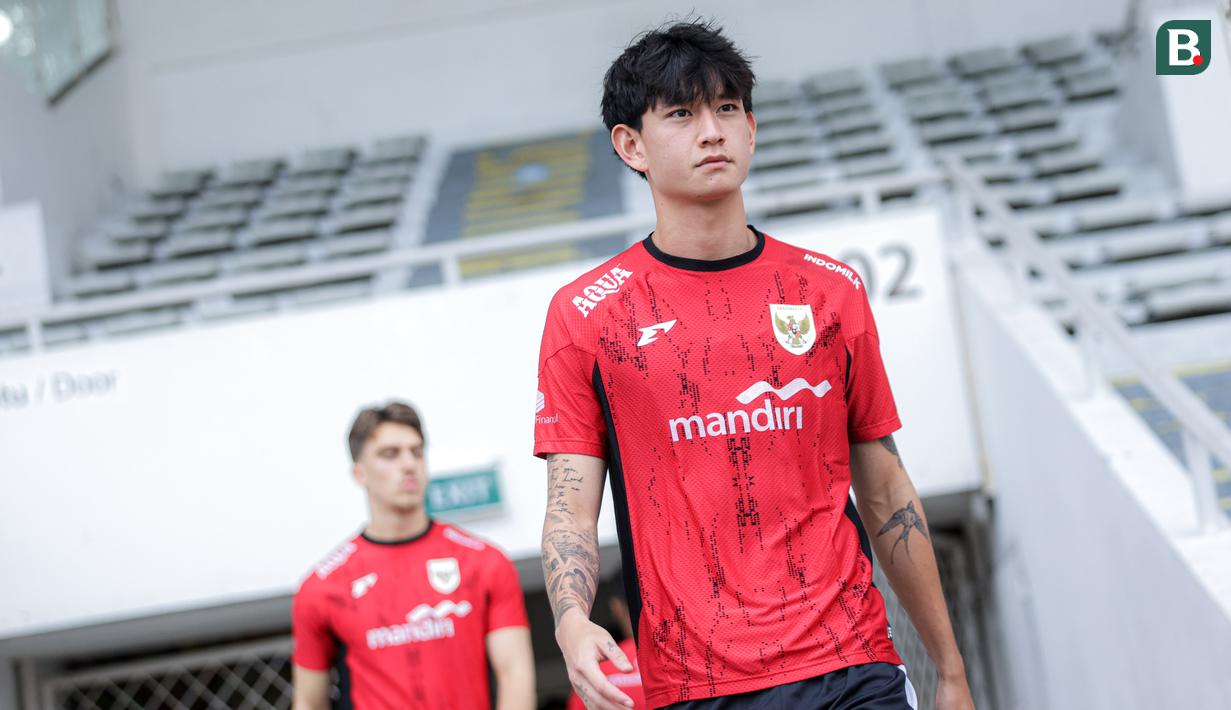<p>Luke Xavier Keet memasuki lapangan saat latihan perdana Timnas Indonesia U-22 untuk SEA Games 2025 di Stadion Madya, Senayan, Jakarta, Selasa (11/11/2025). (Bola.com/Bagaskara Lazuardi)</p>