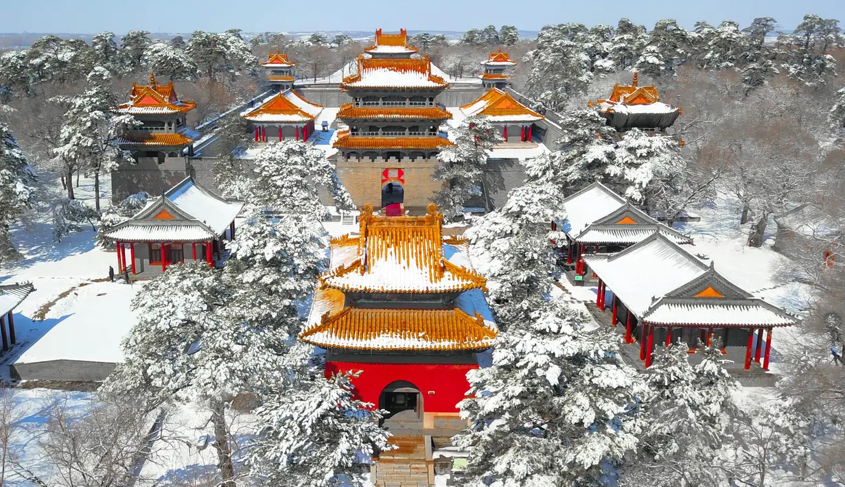 Pemandangan dari atas saat Taman Beiling diselimuti salju di Shenyang di provinsi Liaoning, China (15/3). Usai hujan salju, Taman Beiling diselimuti salju tebal. (AFP)