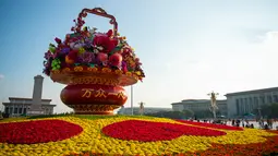 Sebuah "keranjang bunga" di Lapangan Tian'anmen di Beijing, ibu kota China (24/9/2020). Dekorasi setinggi 18 meter berbentuk keranjang bunga itu ditempatkan di tengah Lapangan Tian'anmen untuk menyambut masa libur Hari Nasional China mendatang. (Xinhua/Chen Zhonghao)