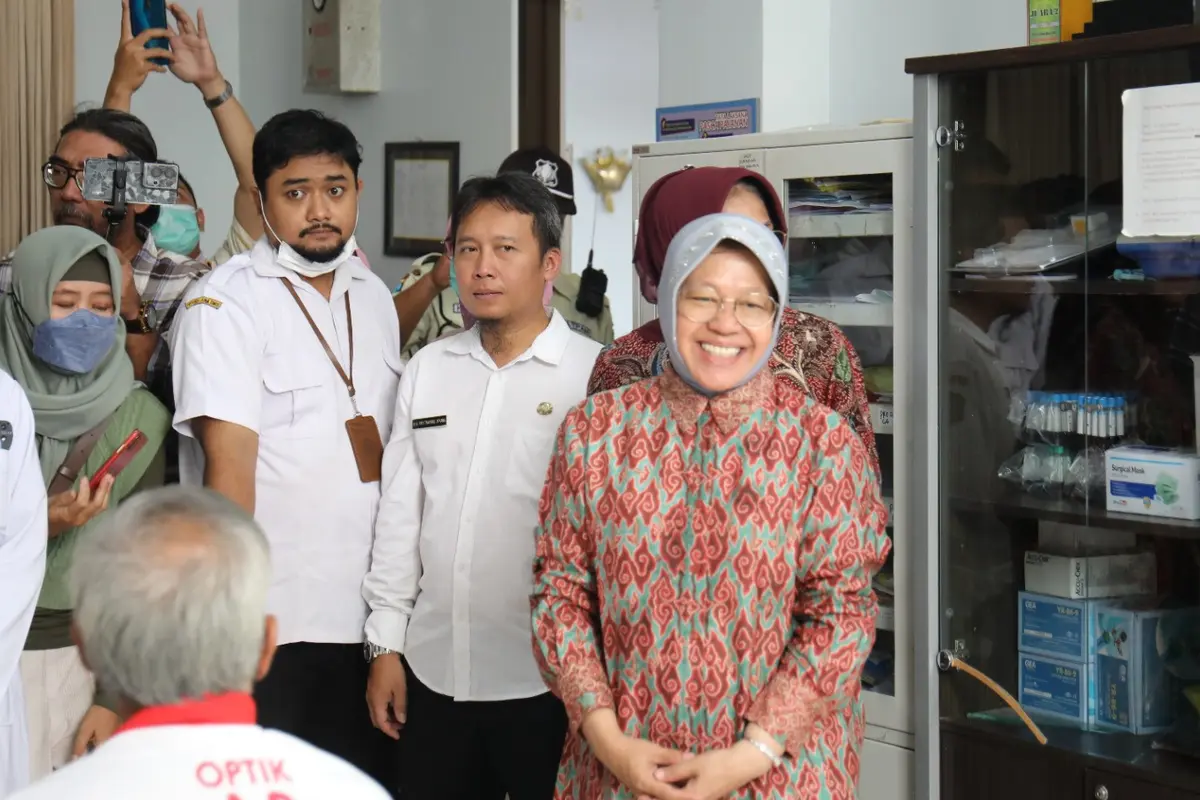 Mensos Tinjau Baksos Operasi Katarak untuk PPKS Lansia di RSUD Dr Iskak Tulungagung