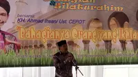 Mantan Ketua KPK Antasari Azhar menangis saat memberikan kata perpisahan di Lapas Klas I Tangerang, Selasa (8/11/2016). (Pramita Tristiawati/Liputan6.com)
