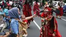Warga mengambil gambar atraksi tatung dalam arak-arakan perayaan Cap Go Meh di kawasan Petojo, Jakarta, Selasa (19/2). Perayaan ini diselenggarakan oleh Wihara Bodhidharma (Lo Cia Bio). (Liputan6.com/Angga Yuniar)