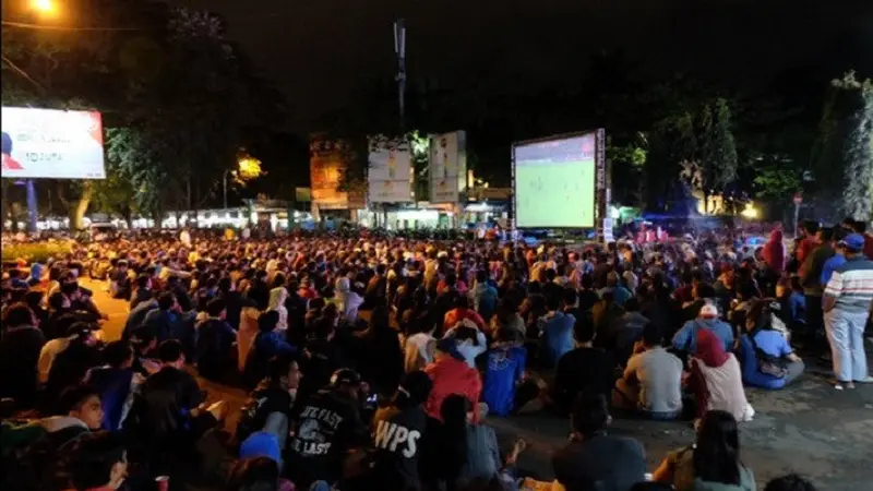 Suasana nonton bareng leg pertama semifinal Piala Presiden 2017 antara Semen Padang dan Arema FC di depan Stasiun Kota Malang, Kamis  (2/3/2017). 