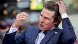 Aktor  Hollywood, Tom Cruise memakai tuxedo berwarana biru gelap saat acara pemutaran perdana film "Mission Impossible : Rogue Nation" di New York, AS, Senin (27/7/ 2015). Film ini disutradarai oleh Christopher McQuarrie. (REUTERS/Brendan McDermid)
